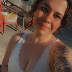 Brooke B 🌿📖💜's profile image