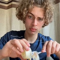 😷🤐's profile image